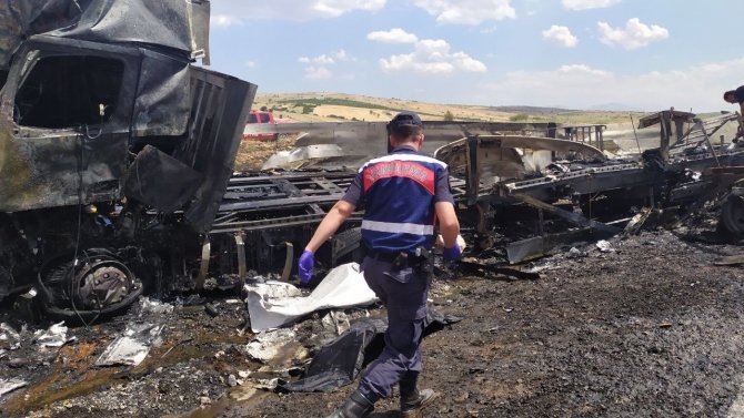 Antalya’da Tır Ve Kamyon Çarpıştı: 3 Ölü, 1 Yaralı