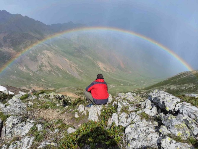 Artvin’de Doğa Tutkunları 3 Bin 200 Rakımda Buzul Gölüne Girdiler