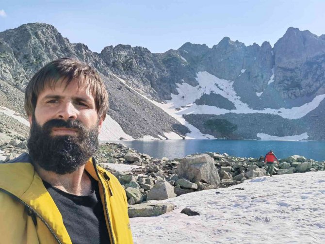 Artvin’de Doğa Tutkunları 3 Bin 200 Rakımda Buzul Gölüne Girdiler