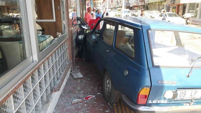Aydın’da Faciadan Dönüldü: Kaza Yapan Otomobil Lokantaya Daldı