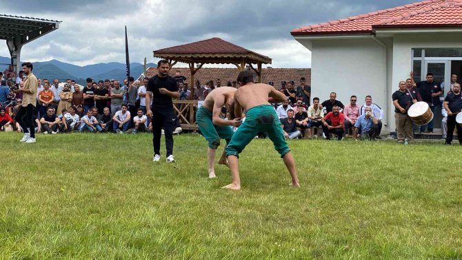 İ̇ki Asırlık Yanaz Güreşleri Nefes Kesti