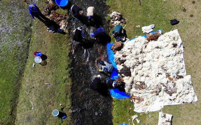 Binbir Emekle Yıkayıp, Saatlerce Tokaçla Dövüyorlar