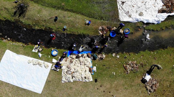 Binbir Emekle Yıkayıp, Saatlerce Tokaçla Dövüyorlar