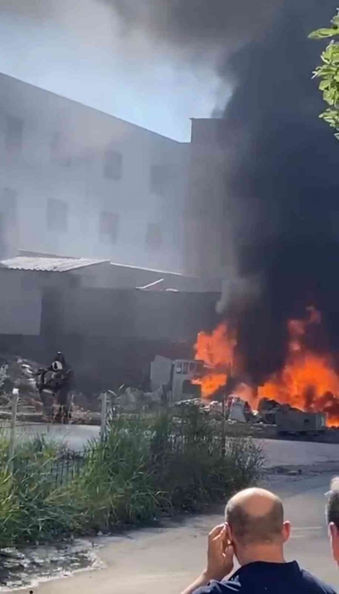 Bursa’da Geri Dönüşüm Deposunda Yangın