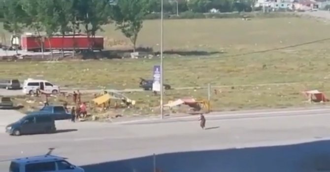 Bursa’da Konar Göçer Aileler Birbirine Girdi Yoldan Geçen Araçları Taşladılar