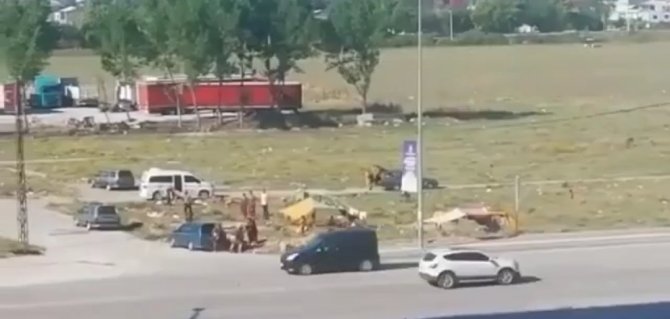 Bursa’da Konar Göçer Aileler Birbirine Girdi Yoldan Geçen Araçları Taşladılar