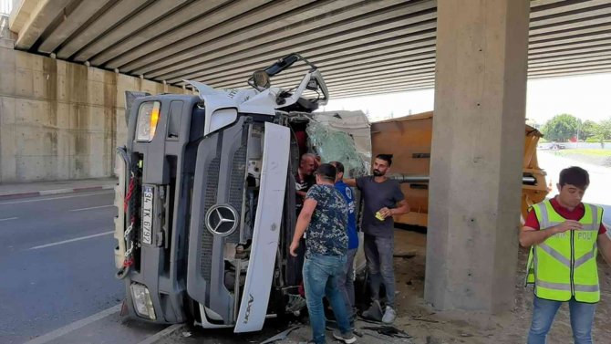 Damperi Açık Kalan Kamyon Köprüye Çarpıp Devrildi; Sürücüsü Böyle Kurtarıldı