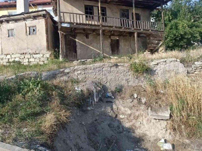 Yağmur Suyu Toprağı Aşındırdı, Köyde İnsan İskeleti Bulundu