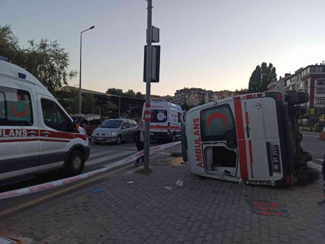 Başkent’te Hasta Taşıyan Ambulans Otomobille Çarpıştı: 3 Yaralı