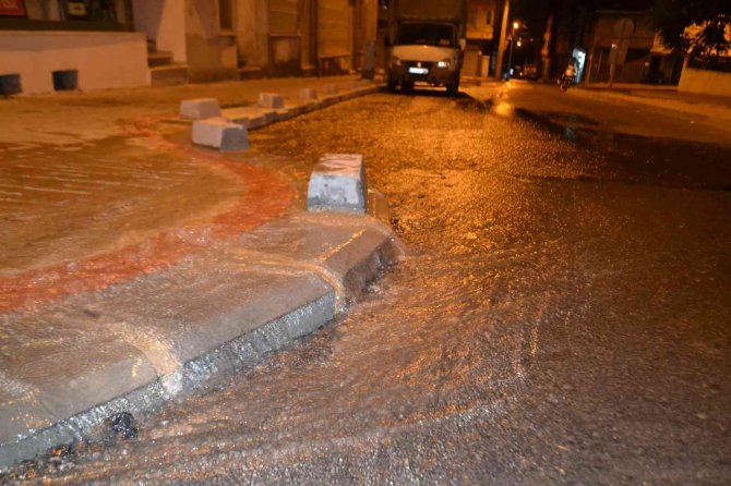 İ̇çme Suyu Borusundaki Patlak Yolu Göle Çevirdi