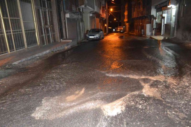 İ̇çme Suyu Borusundaki Patlak Yolu Göle Çevirdi
