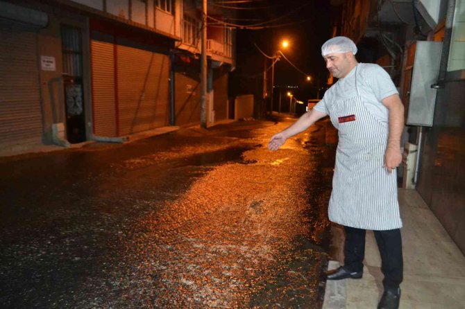 İ̇çme Suyu Borusundaki Patlak Yolu Göle Çevirdi
