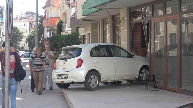 Yalova’da Kontrolden Çıkan Otomobil Boş Dükkana Girdi