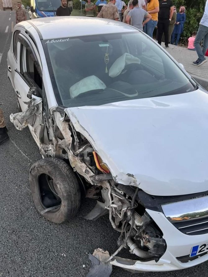 Elazığ’da Ters Yöne Giren İş Makinesi Otomobile Çarptı: 3 Yaralı