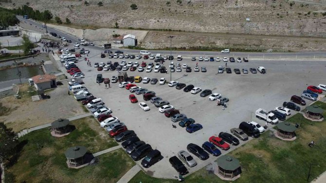 Tatili Fırsat Bilen Vatandaşlar Piknik Alanlarına Akın Etti