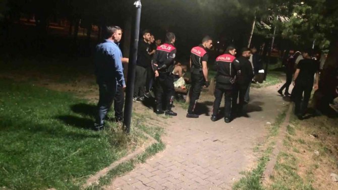 Top Oynayan Gençlere Bıçakla Saldırdı