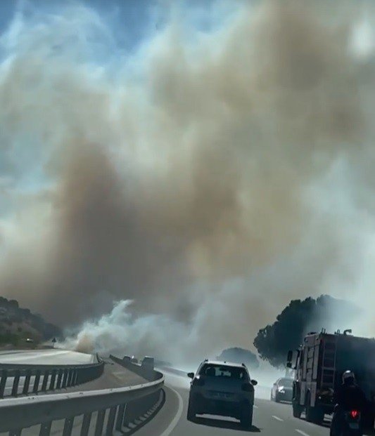 Bergama’daki Yangın Nedeniyle İ̇zmir-çanakkale Kara Yolu Trafiğe Kapandı