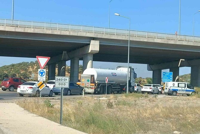 Bergama’daki Yangın Nedeniyle İ̇zmir-çanakkale Kara Yolu Trafiğe Kapandı