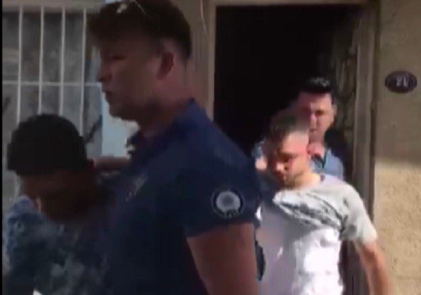 Eve Giren Hırsızlar Yakalanınca Ev Sahibine Yalvardı