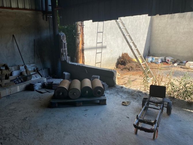 İ̇zmir’de Fabrika Duvarını Kırıp Hırsızlık Yapan Şüpheliler Tutuklandı