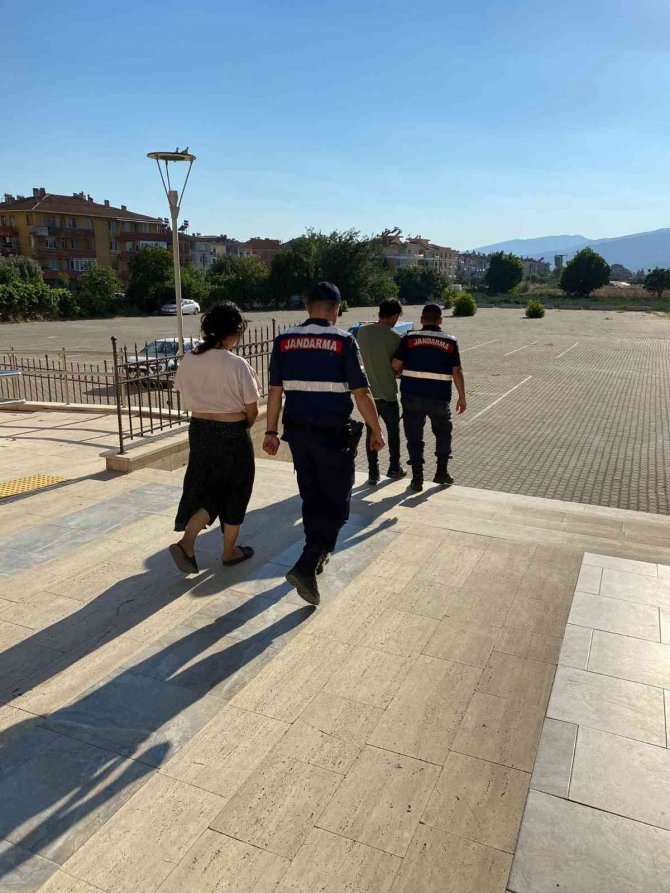 İ̇zmir’de Fabrika Duvarını Kırıp Hırsızlık Yapan Şüpheliler Tutuklandı