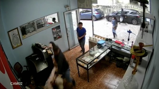 İ̇stanbul’da “Yan Bakma” Kavgası Kamerada