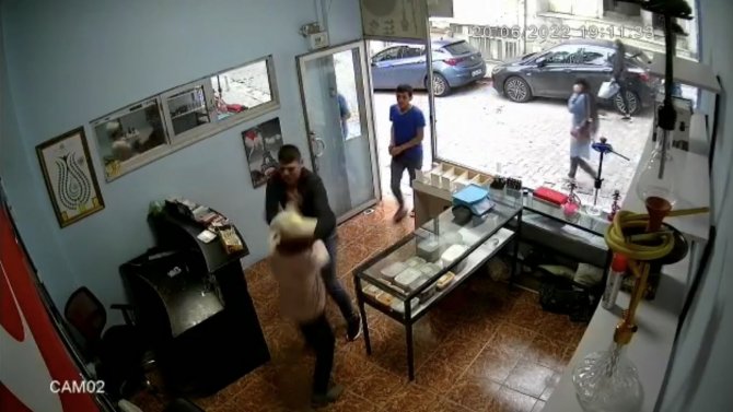 İ̇stanbul’da “Yan Bakma” Kavgası Kamerada