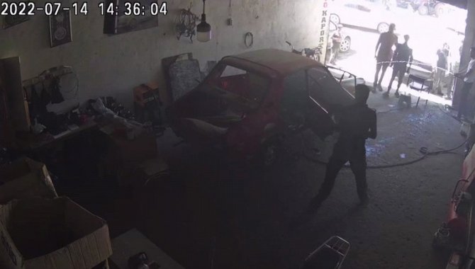Sanayide Oksijen Tüpü Patladı, O Anlar Kameraya Yansıdı