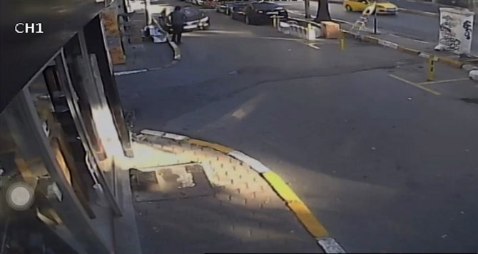 İ̇stanbul’da Dehşet Anları Kamerada: Otomobille Birini Ezmeye Çalışırken İşyerine Daldı