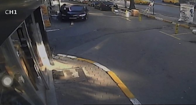 İ̇stanbul’da Dehşet Anları Kamerada: Otomobille Birini Ezmeye Çalışırken İşyerine Daldı