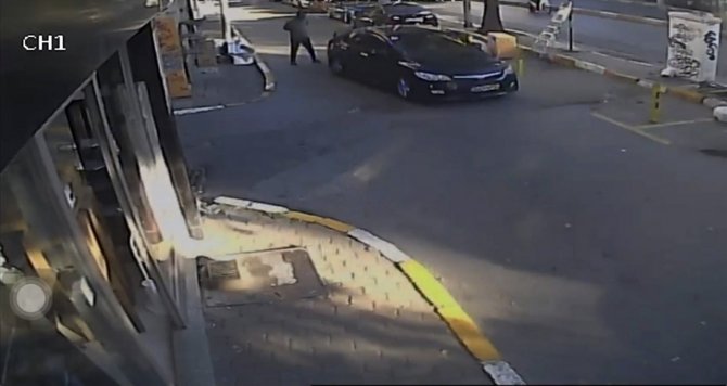 İ̇stanbul’da Dehşet Anları Kamerada: Otomobille Birini Ezmeye Çalışırken İşyerine Daldı