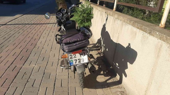 Edirne’de Motosikletten Düşen Sürücü Yaralandı