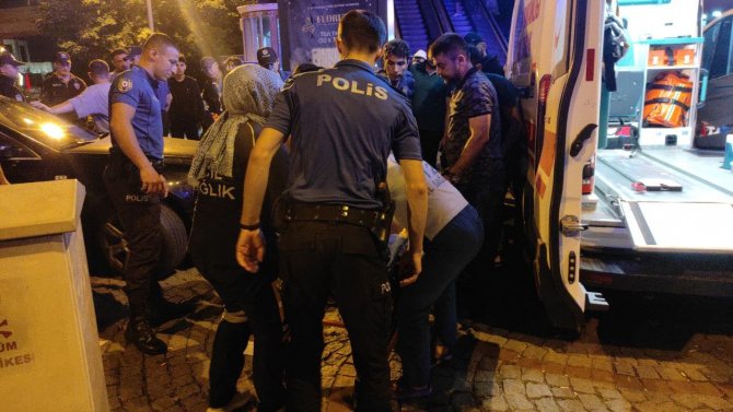 Şehrin Göbeğinde Bıçaklı Kavga Çıktı, 1 Kişi Yaralandı