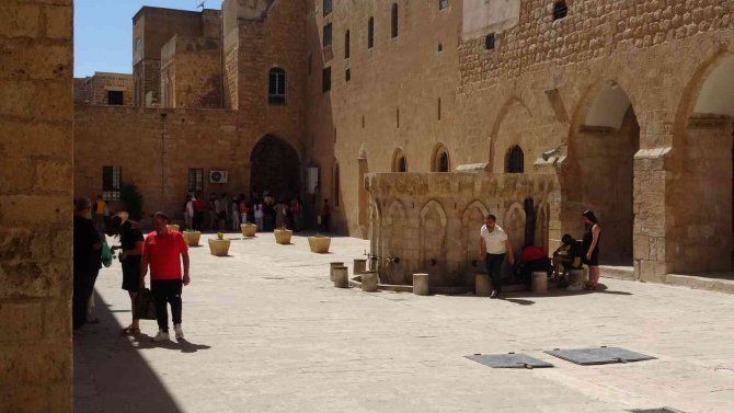Bayram Tatilinde Turistler Mardin’e Akın Etti