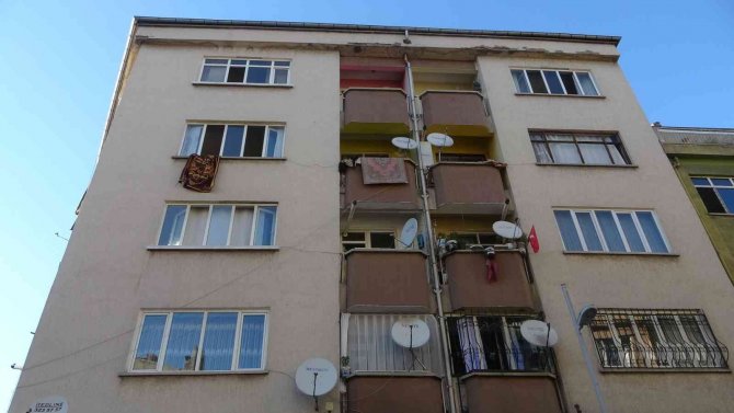 4. Kattan Düşen Çocuk Ağır Yaralandı