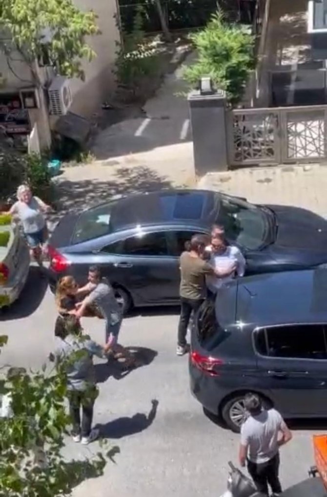 Maltepe’de Kadın İle Erkek Sürücü Arasındaki Yol Verme Tartışması Kamerada