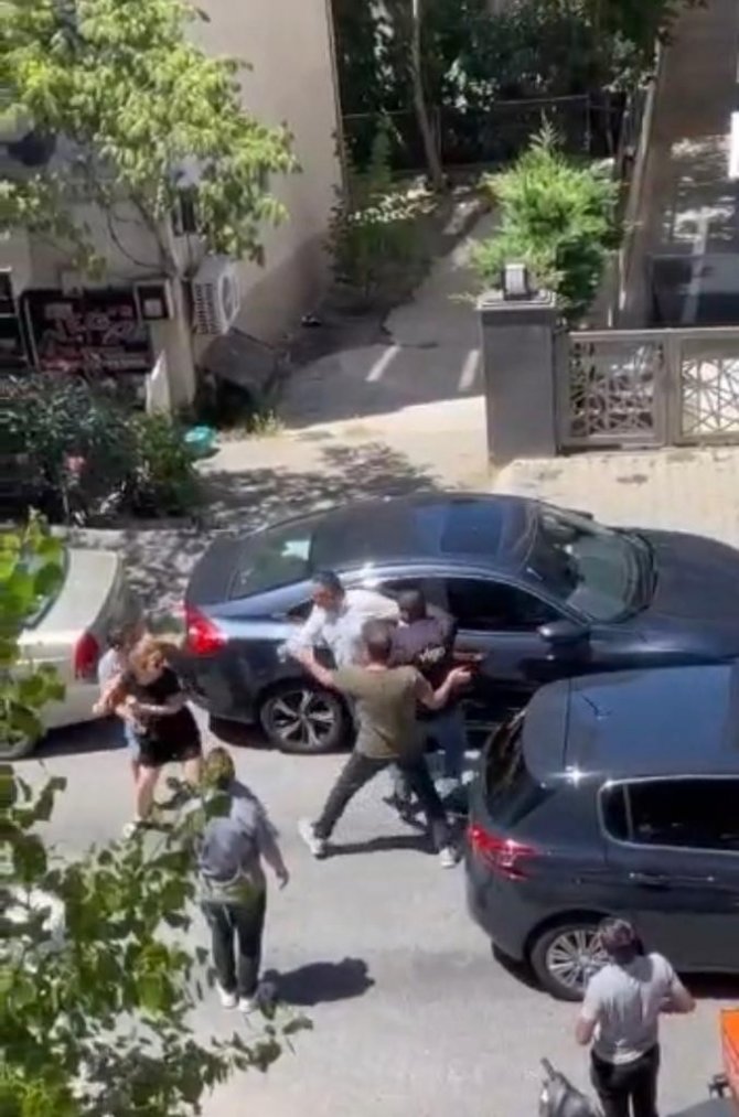 Maltepe’de Kadın İle Erkek Sürücü Arasındaki Yol Verme Tartışması Kamerada