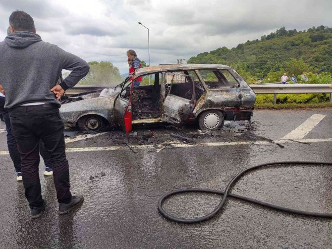 Ordu’da Düğün Konvoyunda Otomobil Alevlere Teslim Oldu