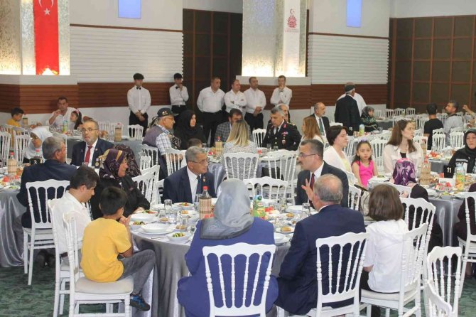 Vali Çiftçi’den Şehit Aileleri Ve Gazilere Yemek