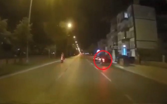 Otomobile Çarpıp Havada Taklalar Atan Motosiklet Sürücüsünün İnanılmaz Kurtuluşu