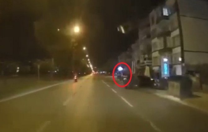 Otomobile Çarpıp Havada Taklalar Atan Motosiklet Sürücüsünün İnanılmaz Kurtuluşu