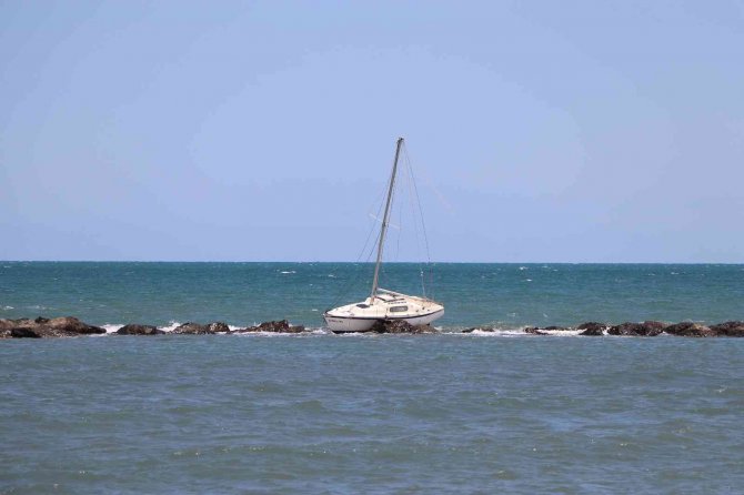 Yelkenli Tekne Dalgakırana Çarptı, 3 Kişi Ölümden Döndü