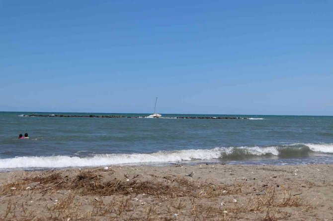 Yelkenli Tekne Dalgakırana Çarptı, 3 Kişi Ölümden Döndü