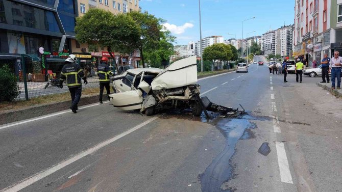 Parçalanan Otomobilden Sağ Çıktı: Kaza Anı Kamerada