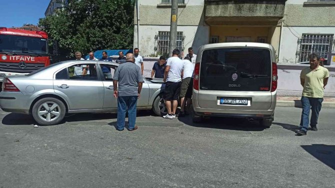 Otomobil İle Hafif Ticari Araç Çarpıştı: 4 Yaralı