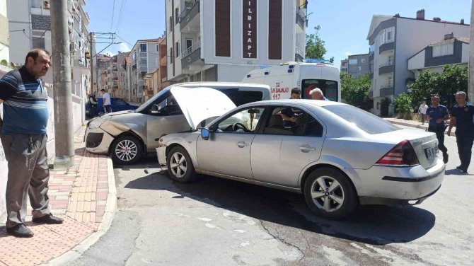 Otomobil İle Hafif Ticari Araç Çarpıştı: 4 Yaralı