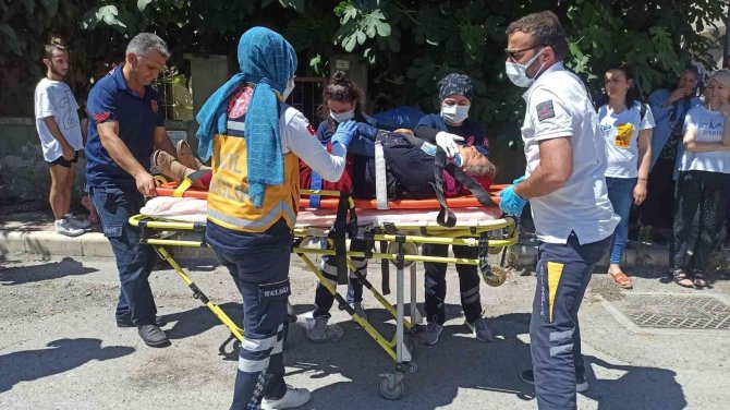 Otomobil İle Hafif Ticari Araç Çarpıştı: 4 Yaralı