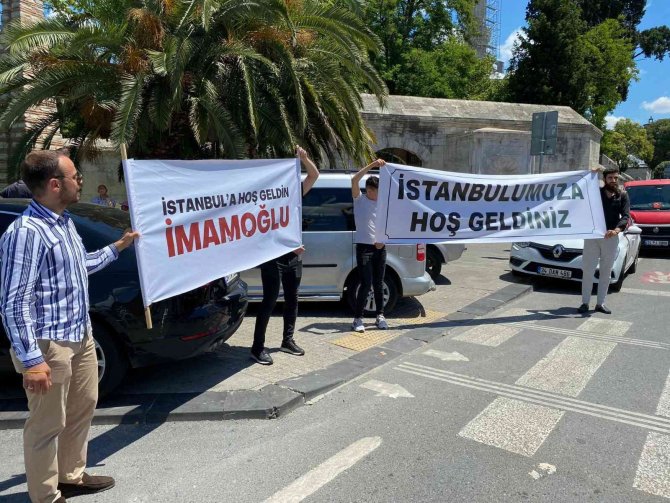 Sel Felaketinde Tatilde Olan İ̇mamoğlu’na Pankartlı Tepki
