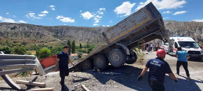 Şarampolde Asılı Kalan Tırın Sürücüsü Yaralandı