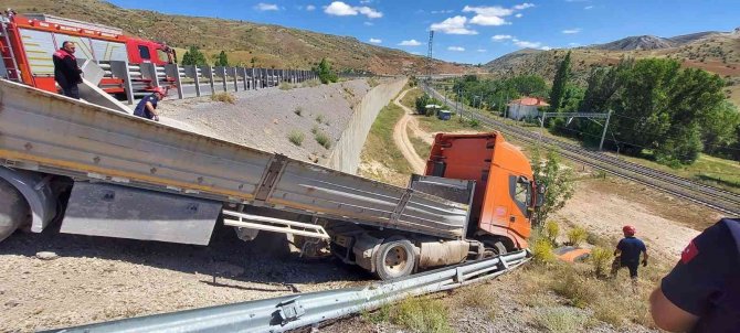 Şarampolde Asılı Kalan Tırın Sürücüsü Yaralandı